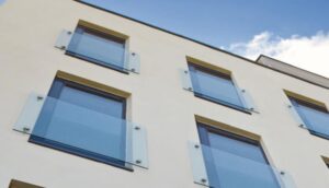 Balustrady szklane zewnętrzne na balkon i taras – odporne na warunki pogodowe